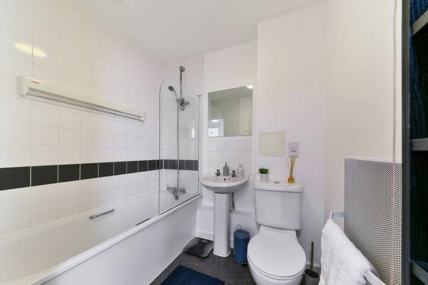 Luxe 1 bed flat 5 mins to Stratford - Free parking