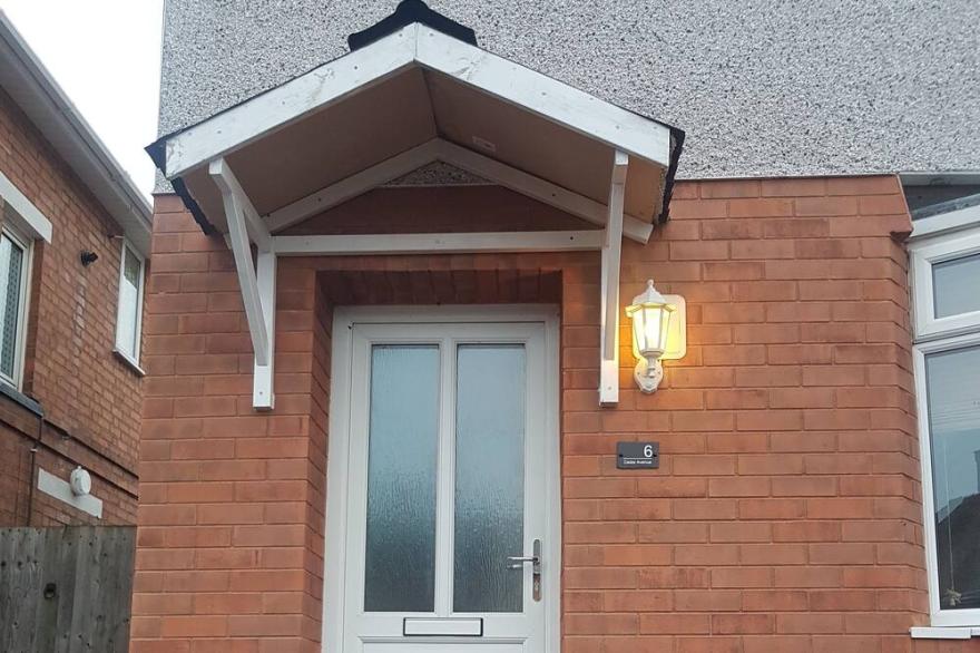 Bright spacious home, enclosed garden & parking