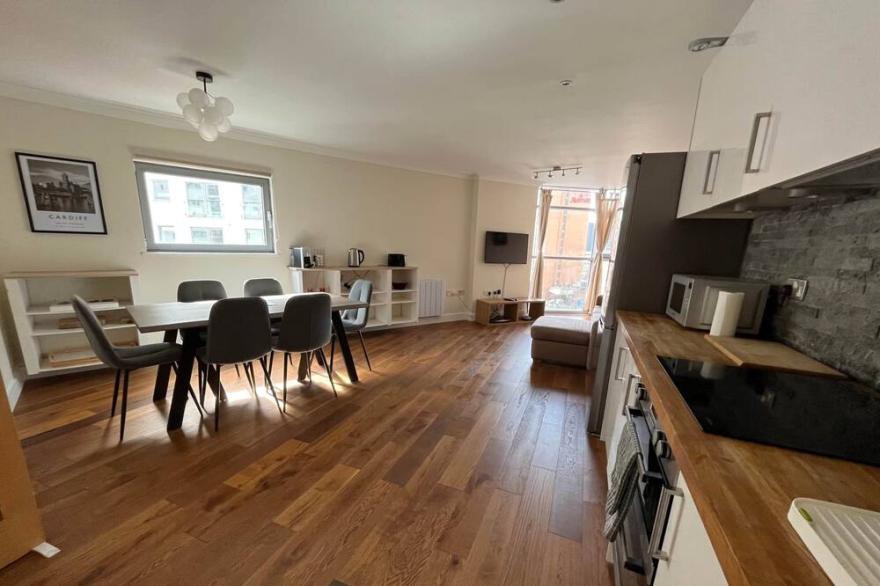 Cardiff City Centre Apartment (with parking)