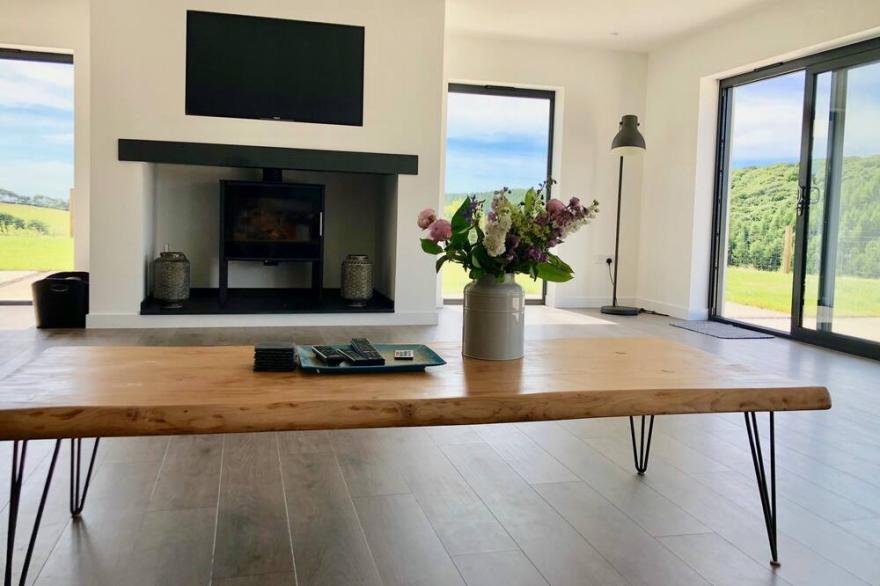 Luxurious 4 Bed Property, All Ensuite, Pet Friendly, Jacuzzi Nearby