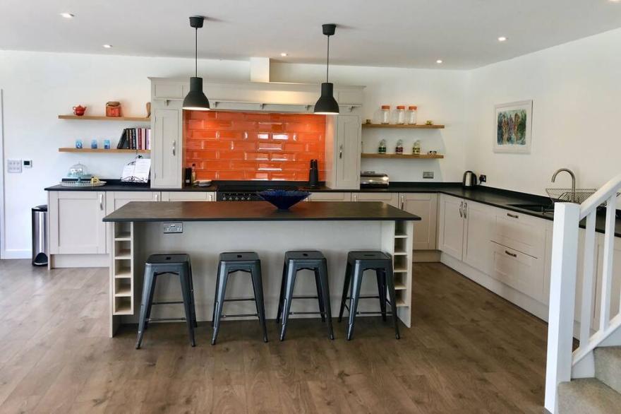 Luxurious 4 Bed Property, All Ensuite, Pet Friendly, Jacuzzi Nearby