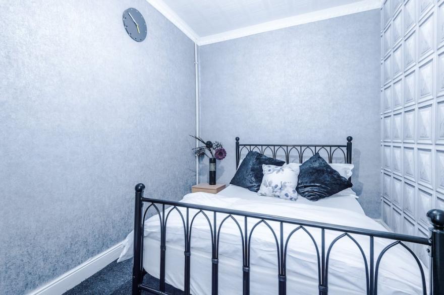 Stunning 3-Bed House in Bradford