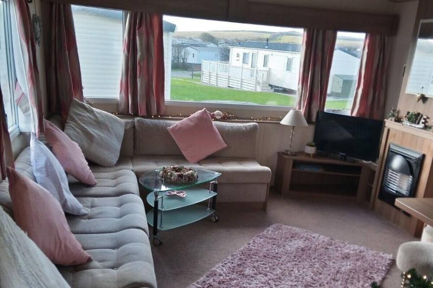 Bude caravan sleeps 6 close to all amenities and beaches