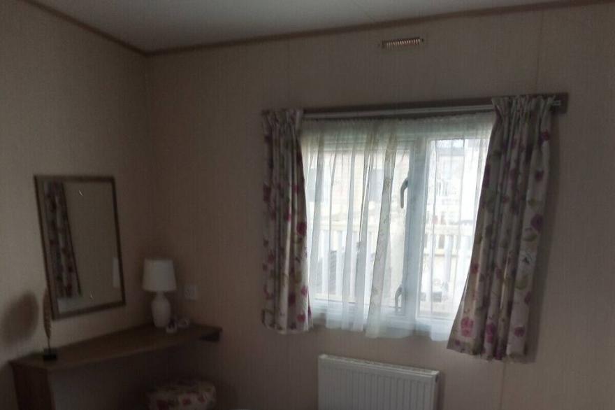 Bude caravan sleeps 6 close to all amenities and beaches