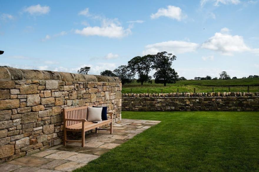 THE GINGAN & THE GRANARY - 6 miles from Corbridge, sleeping 12
