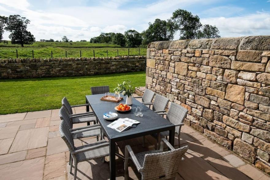 THE GINGAN & THE GRANARY - 6 miles from Corbridge, sleeping 12