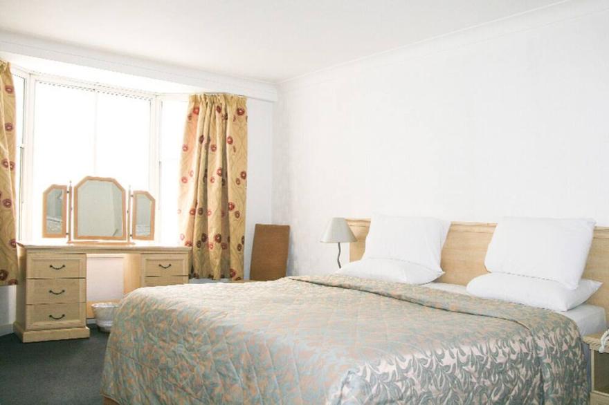 Mayfair 2 bedroom Centrally Located Apartment - Close to Popular Site