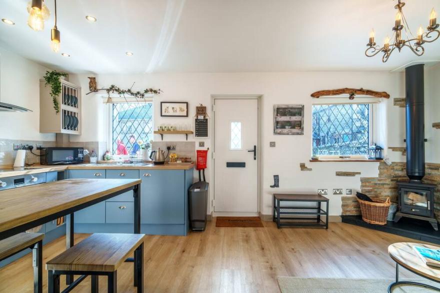 Windermere Cottage -  Close to shops, restaurants and transport links.
