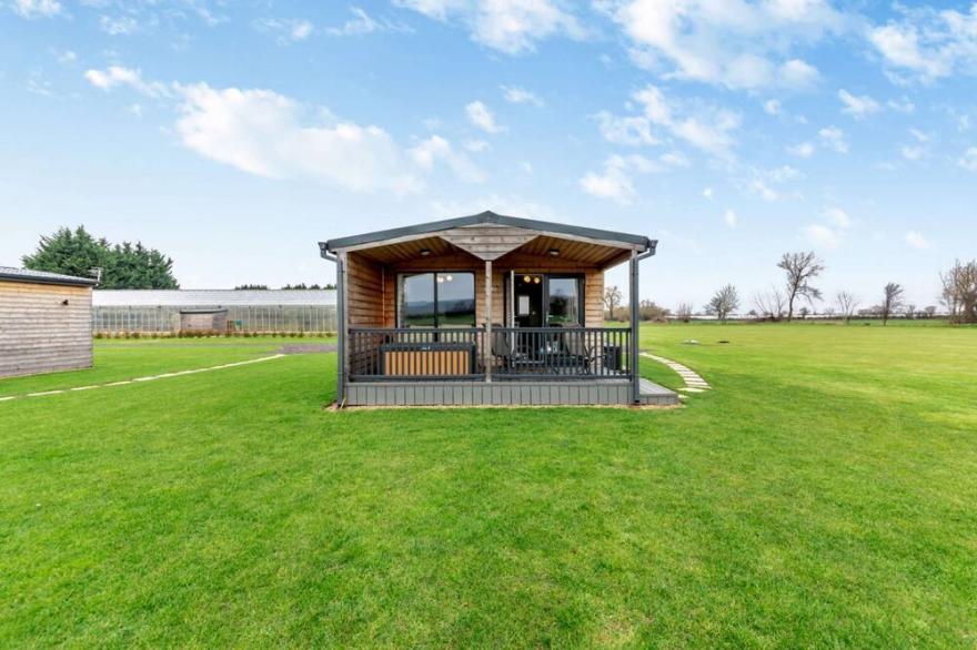 Cotswold lodge with hot tub - Springfield Lodge