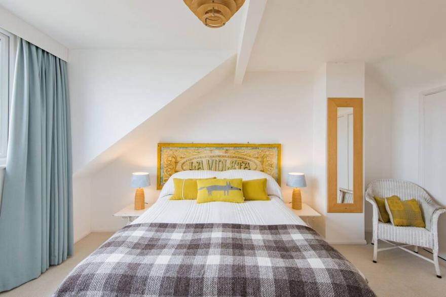 The Buoys -  a holiday let that sleeps 6 guests  in 3 bedrooms