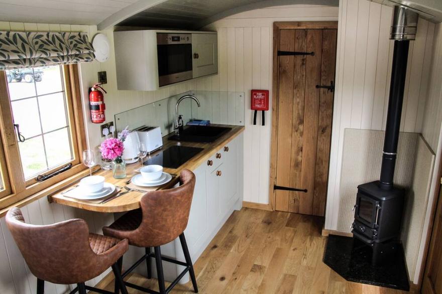 Rose -  a shepherds hut that sleeps 2 guests  in 1 bedroom