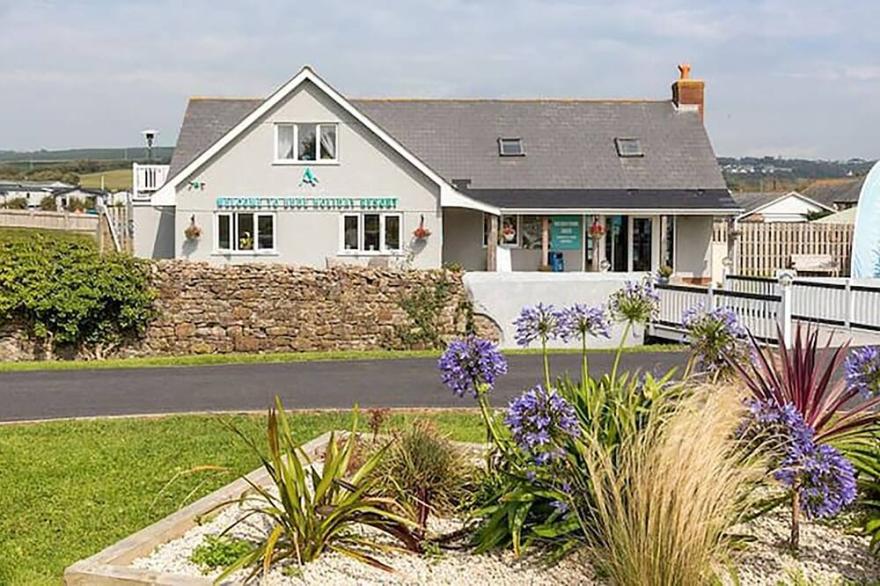 Bude caravan sleeps 6 walking distance to beach
