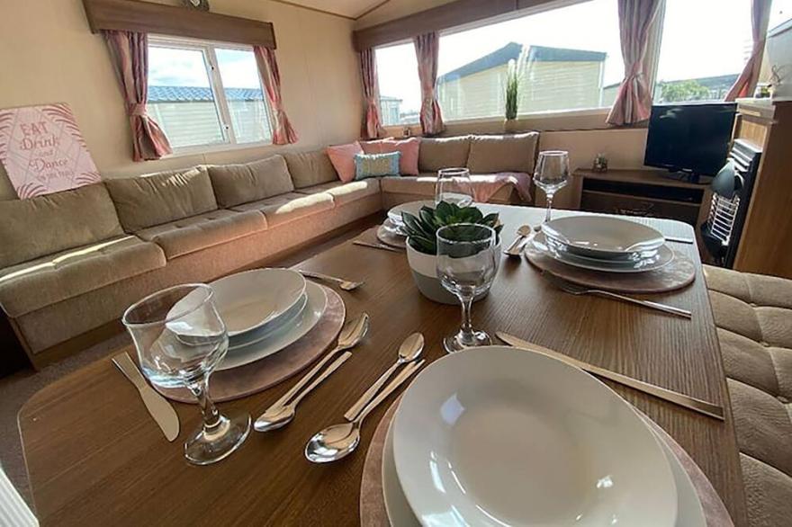 Bude caravan sleeps 6 walking distance to beach