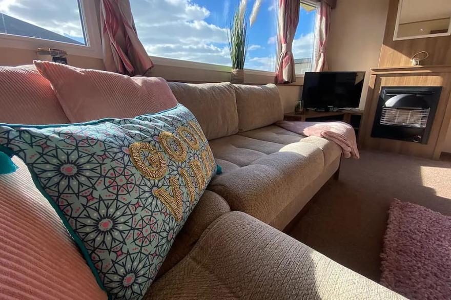 Bude caravan sleeps 6 walking distance to beach