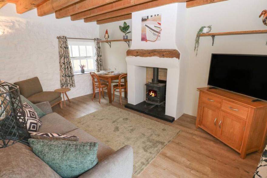 ABATY COTTAGE, pet friendly, character holiday cottage in Broad Haven