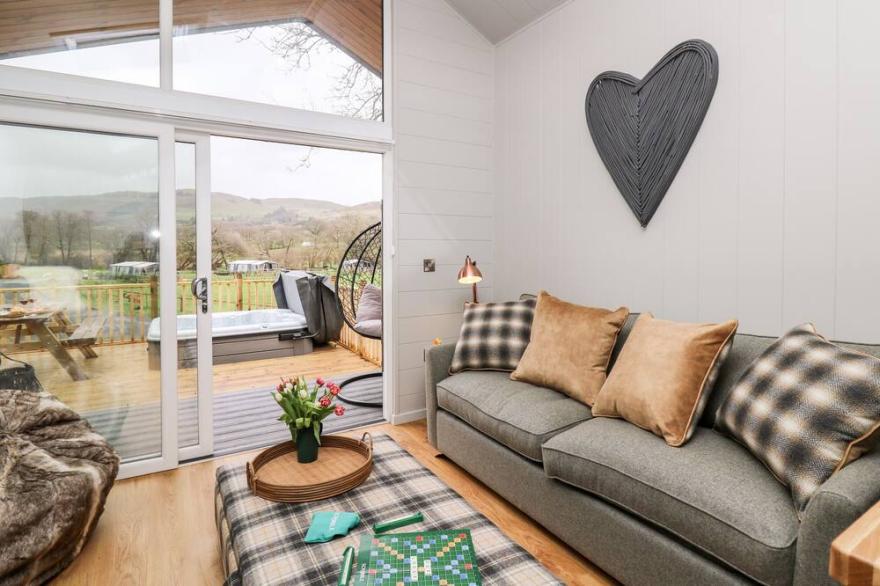 DOE LODGE, family friendly, with hot tub in Rhayader