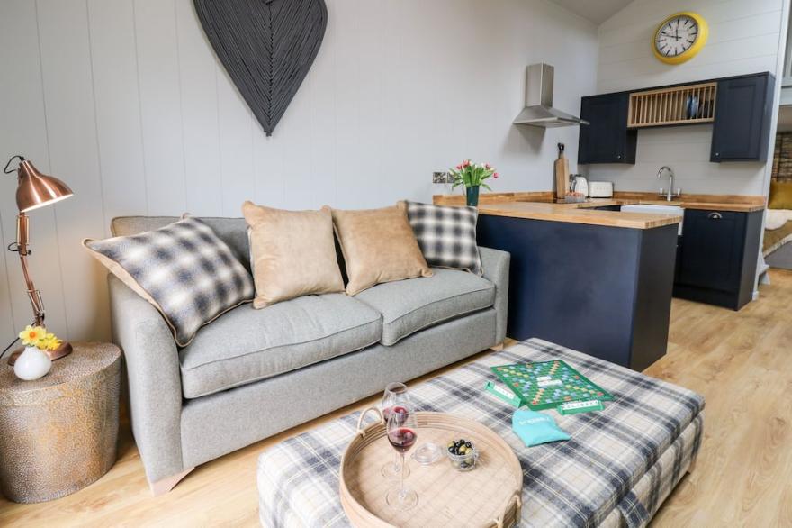 DOE LODGE, family friendly, with hot tub in Rhayader