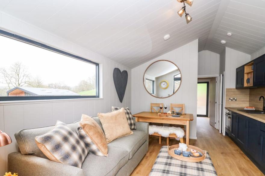 FAWN’S REST, romantic, with hot tub in Rhayader