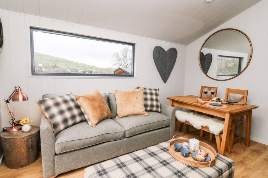 FAWN’S REST, romantic, with hot tub in Rhayader