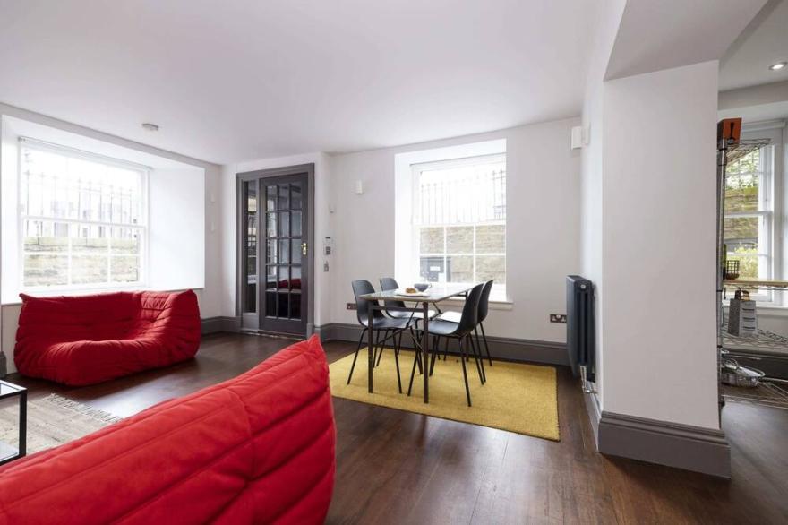 5* Minimalist New Town Apartment - Private Entrance