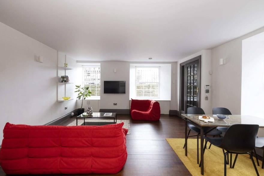5* Minimalist New Town Apartment - Private Entrance