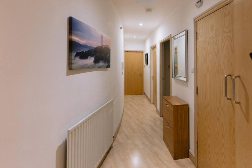 Hutcheson Fantastic Location Merchant City with Spacious 2 Bed
