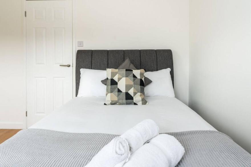 Sleek and Stylish 2BD Home with a Garden Anerley