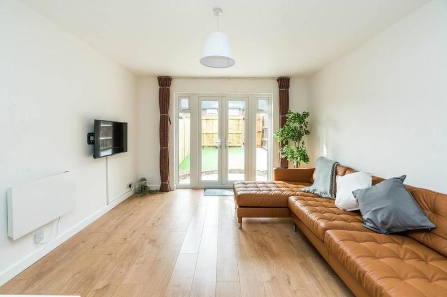 Sleek and Stylish 2BD Home with a Garden Anerley