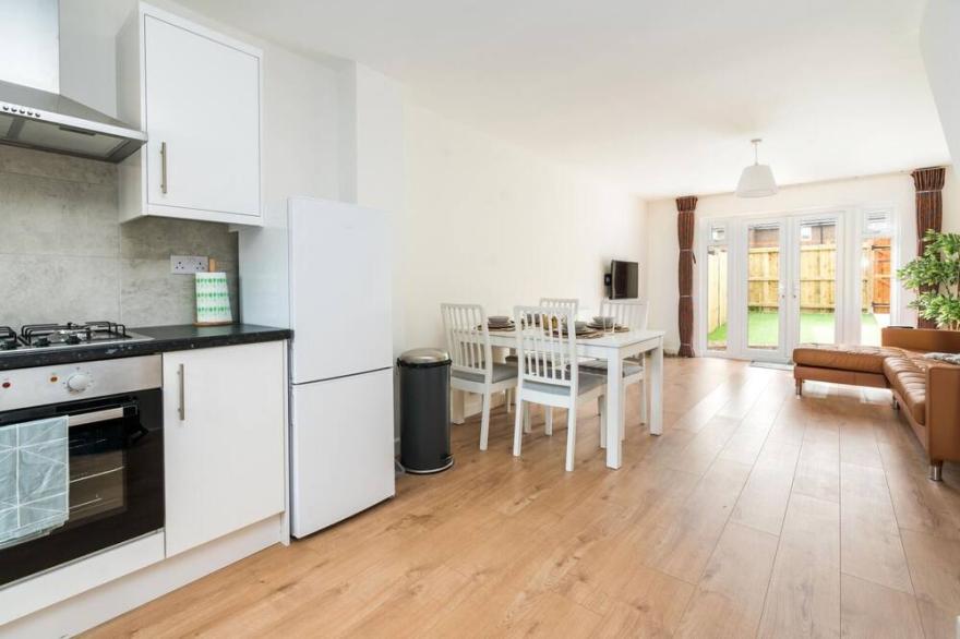 Sleek and Stylish 2BD Home with a Garden Anerley