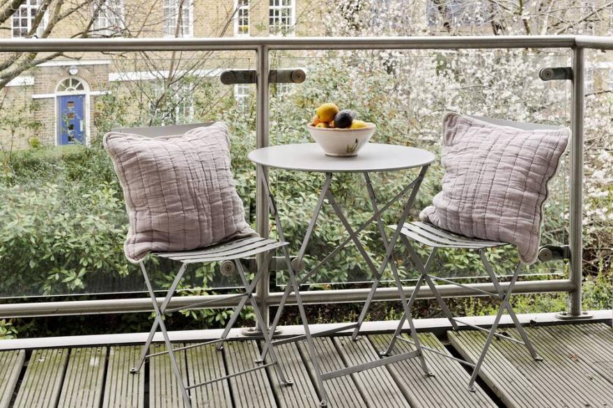 Large one bedroom flat with balcony close to the City by UnderTheDoormat