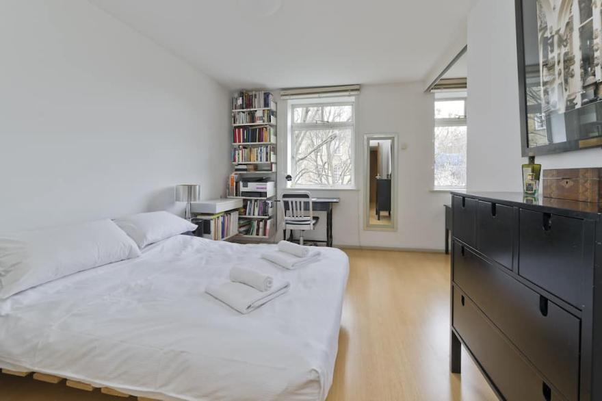 Large one bedroom flat with balcony close to the City by UnderTheDoormat