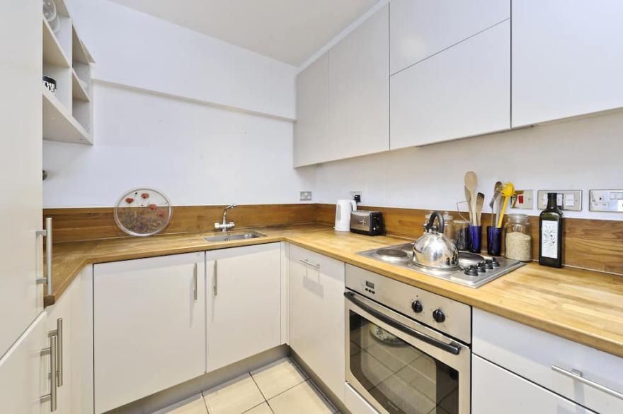 Large one bedroom flat with balcony close to the City by UnderTheDoormat