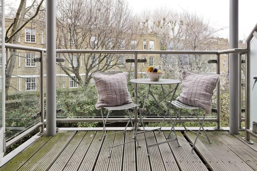Large one bedroom flat with balcony close to the City by UnderTheDoormat