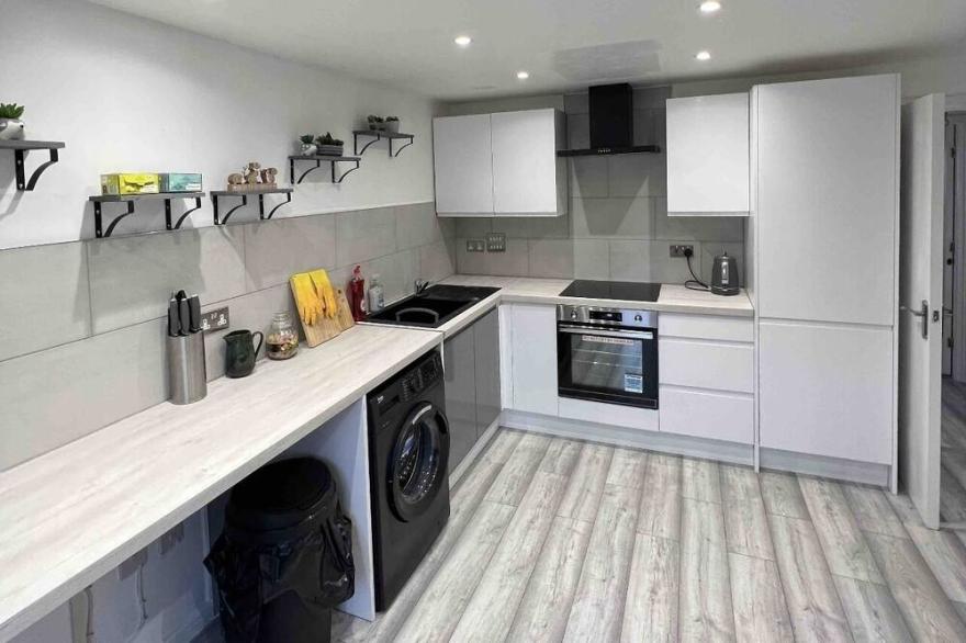 Lovely Modern 2 Bed Flat /w parking and close to town