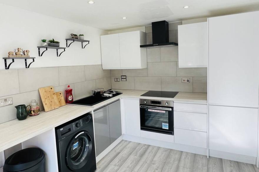 Lovely Modern 2 Bed Flat /w parking and close to town