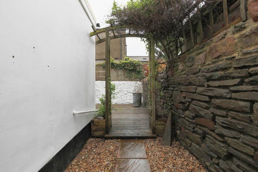 Centrally Located, Freshly Renovated House - Sleeps 10