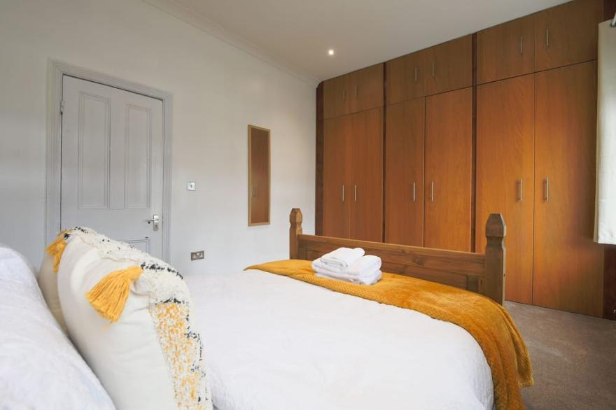 Centrally Located, Freshly Renovated House - Sleeps 10