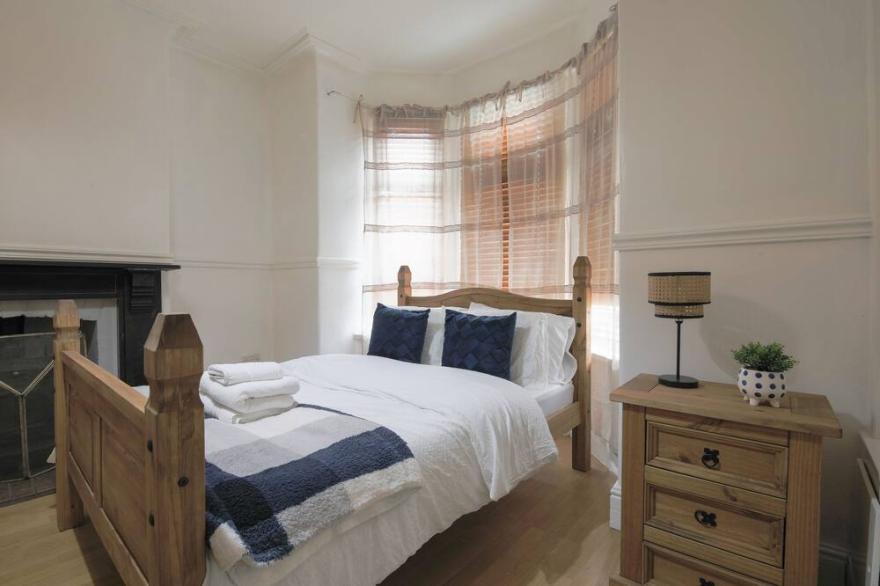 Centrally Located, Freshly Renovated House - Sleeps 10