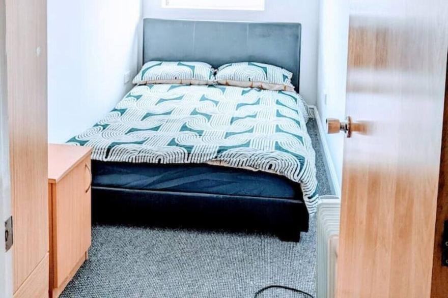Three bedroom flat,free parking by Anfield stadium