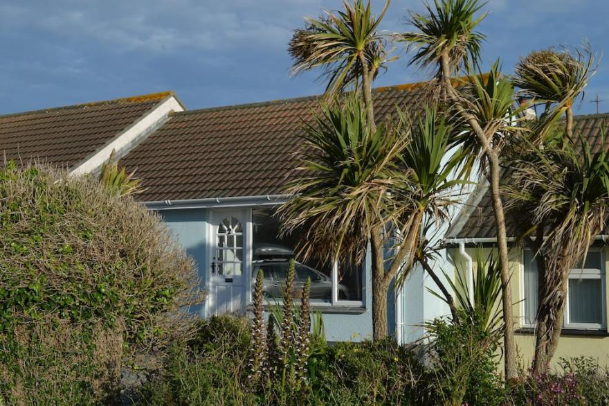 Cottage on coastpath, dogs welcome, includes Hotel indoor pool gym and tennis
