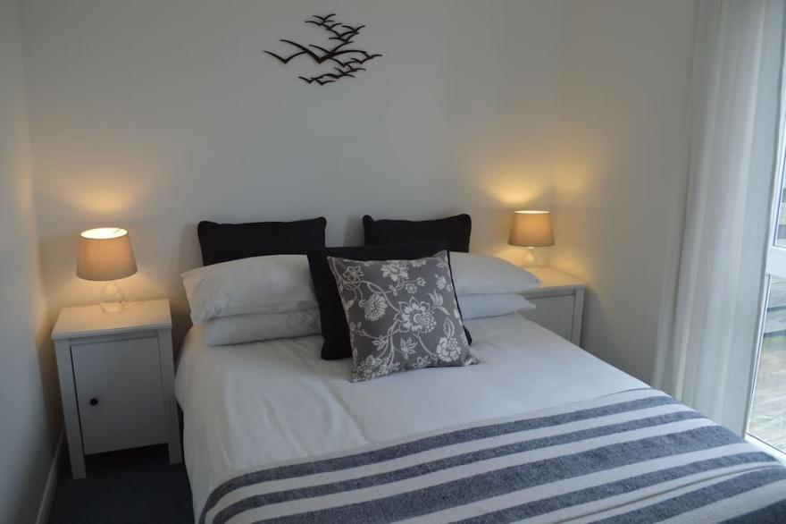 Cottage on coastpath, dogs welcome, includes Hotel indoor pool gym and tennis