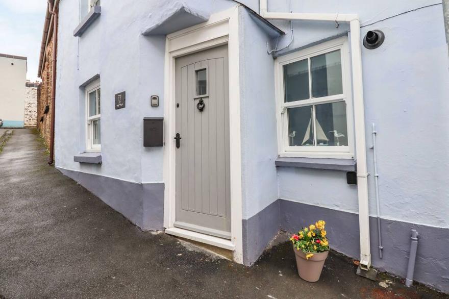 HONEYMOON COTTAGE, pet friendly in Appledore
