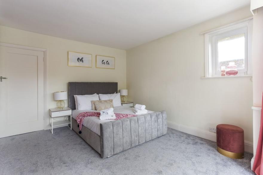 RENOVATED 5 BED HOUSE WITH HOT TUB + TABLE TENNIS