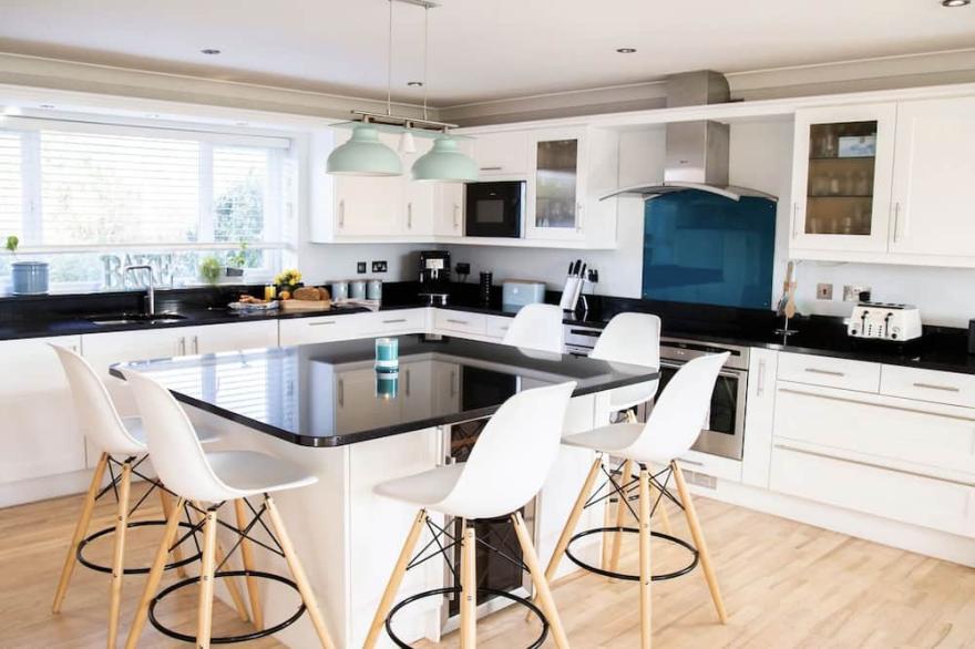 Spacious Devon Coastal Home with Huge Hot Tub
