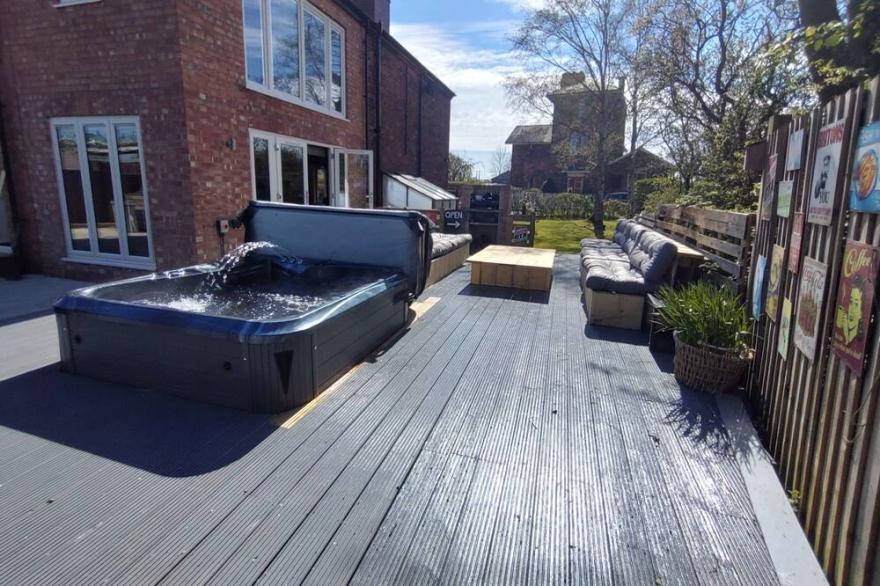 Gate House - entire home located on the riverside in Woodhall Spa with a hot tub & games room