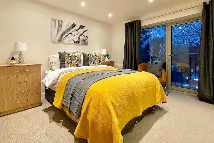 Luxurious whole house with parking and garden.