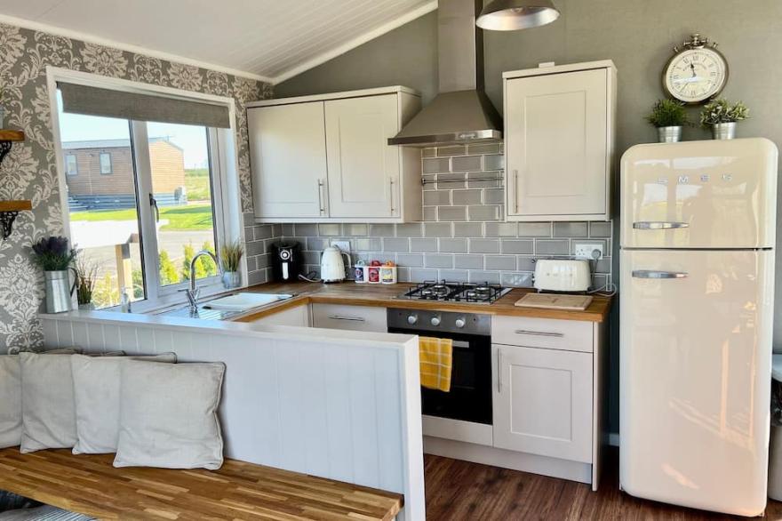 Private Hot tub lodge with Log burning stove and unobstructed  views of the English countryside