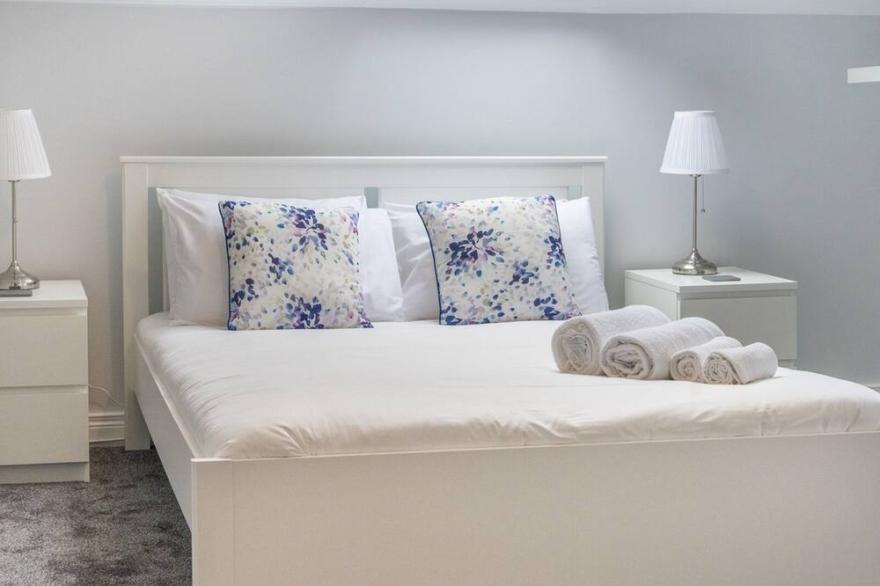 Pass the Keys | Top Floor Apt Queens Uni Walk Everywhere