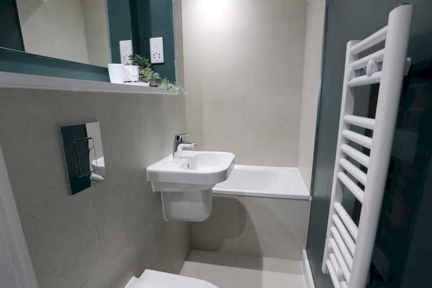 *NEW* Central Modern Apartment | Pass the Keys