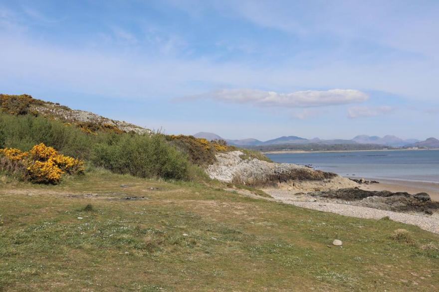 191 SNOWDONIA VIEW, pet friendly, with a garden in Chwilog